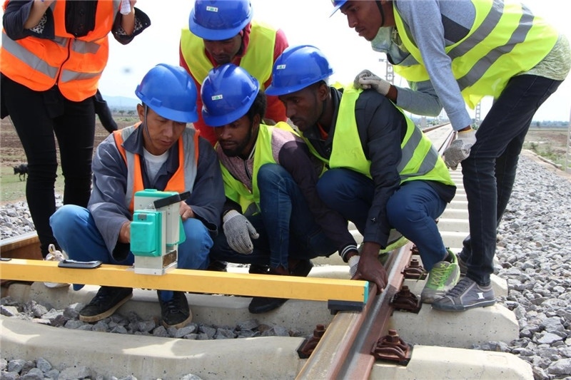 中方員工在鐵路現(xiàn)場培訓(xùn)埃方員工。 中國土木工程集團有限公司供圖