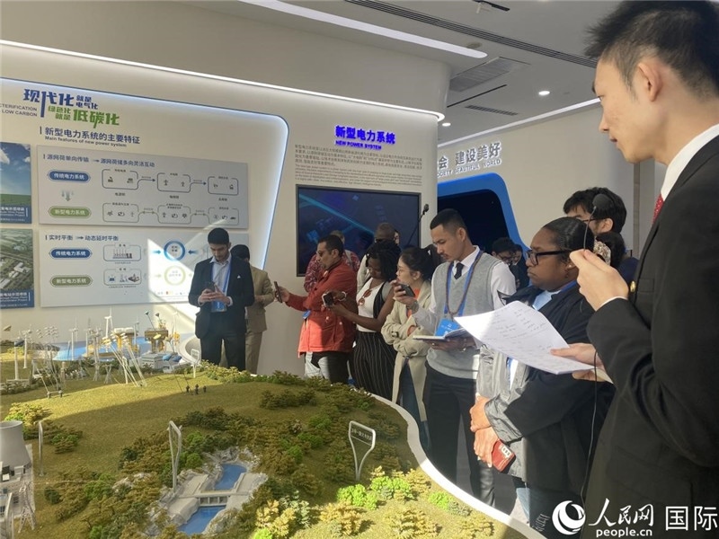 2023“一帶一路”媒體合作論壇聯(lián)合采訪團(tuán)參訪中國(guó)能建。人民網(wǎng)記者 于洋攝