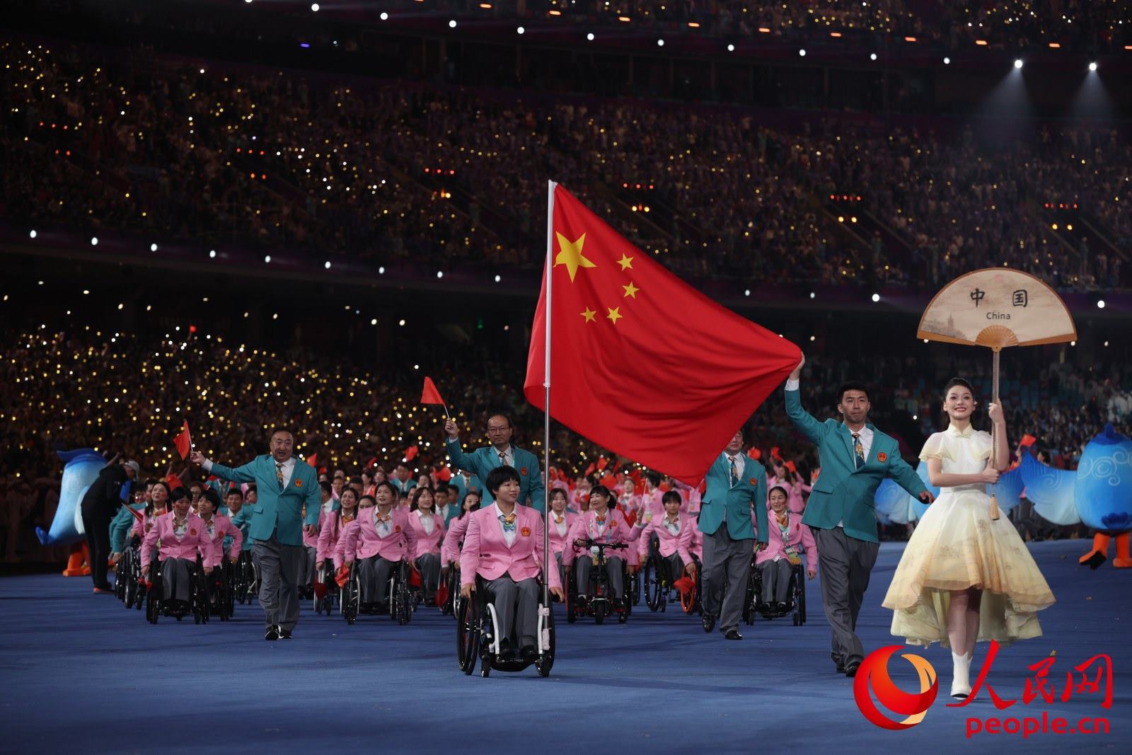 開幕式上，中國體育代表團(tuán)入場。人民網(wǎng) 周靜圓攝