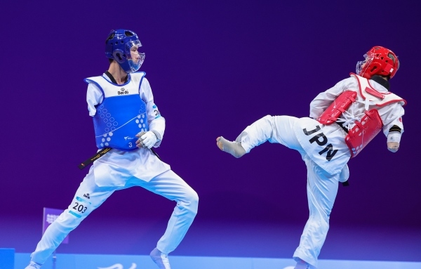 10月23日，杭州第4屆亞殘運會跆拳道男子K44級58公斤級銅牌賽舉行。圖為烏茲別克斯坦隊選手桑賈貝克·穆赫托羅夫(左)和日本隊選手阿渡健太在比賽中。圖片來源：杭州亞殘組委會