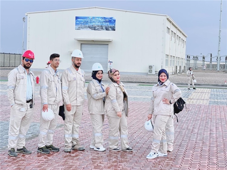 部分伊拉克員工合影。中國石油工程建設(shè)有限公司供圖