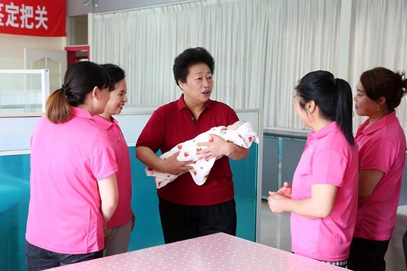 △2021年6月2日，卓長(zhǎng)立（中）指導(dǎo)正在接受培訓(xùn)的家政服務(wù)員。