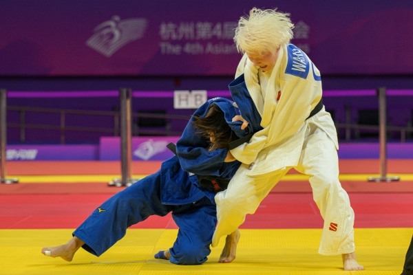 10月24日，杭州第4屆亞殘運會柔道女子J2級57公斤級決賽舉行。圖為中國隊選手王嘉楠（右）和日本隊選手廣瀨順子在比賽中。圖片來源：杭州亞殘組委