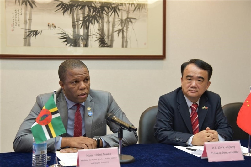 多公共工程部部長(zhǎng)格蘭特（左一）向與會(huì)記者介紹赴華參會(huì)情況。駐多米尼克使館供圖