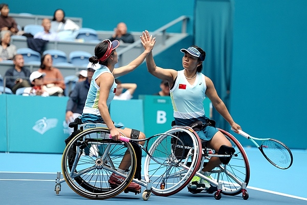 10月25日，杭州亞殘運會輪椅網(wǎng)球女雙決賽，中國組合朱珍珍(右)/郭珞瑤慶祝得分。人民網(wǎng)記者 胡雪蓉攝