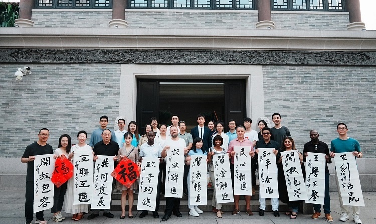 首屆國(guó)際傳播“絲路獎(jiǎng)”獲獎(jiǎng)代表等在廣州市荔灣區(qū)永慶坊參加文化交流活動(dòng)。楊爍壁、王燕攝影報(bào)道