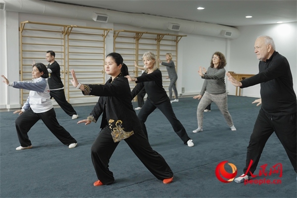 阿根廷武術(shù)俱樂部協(xié)會副會長陳敏正在教學(xué)。人民網(wǎng)記者 張若涵攝