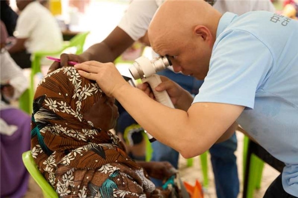 醫(yī)療隊為當?shù)鼗颊吡x診。中國援桑醫(yī)療隊供圖