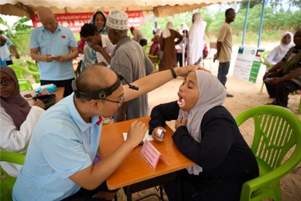 醫(yī)療隊為當?shù)鼗颊吡x診。中國援桑醫(yī)療隊供圖