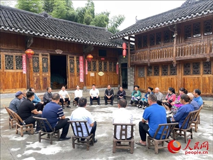 花垣縣石欄鎮(zhèn)朋巖村的院壩會。人民網(wǎng) 周靜圓攝