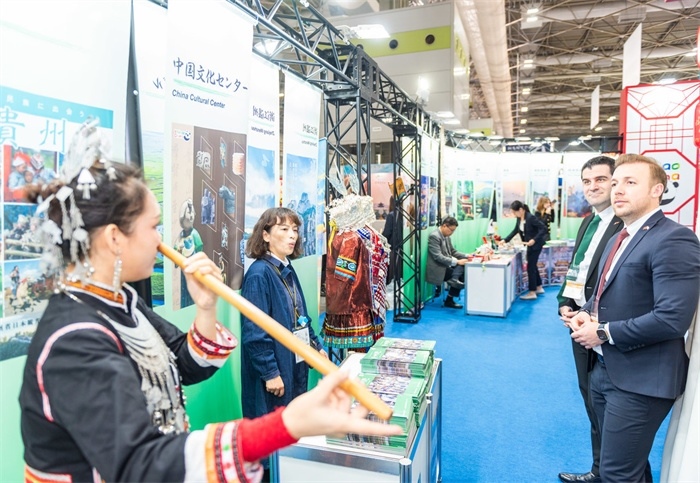 日本國際旅游博覽會中國展館的黎族非遺項目“鼻簫”表演。圖片由中國駐東京旅游辦事處提供