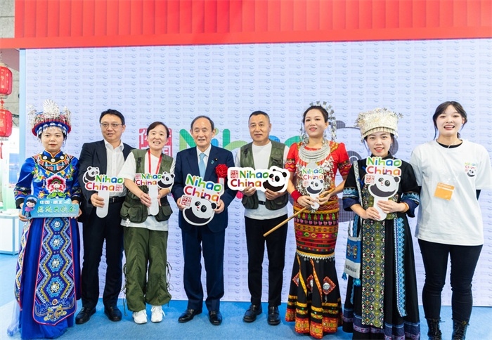 日本前首相菅義偉在中國展館參觀。圖片由中國駐東京旅游辦事處提供