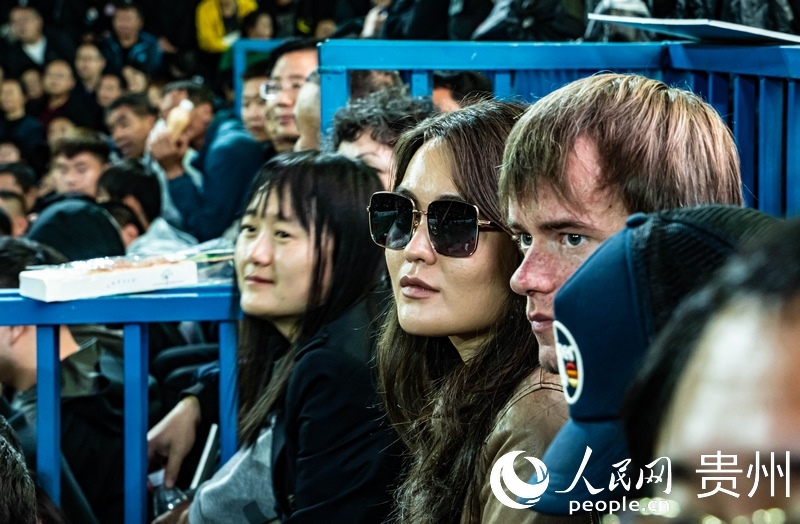 外媒記者走進“村BA”決賽現場觀看比賽。人民網 陽茜 攝