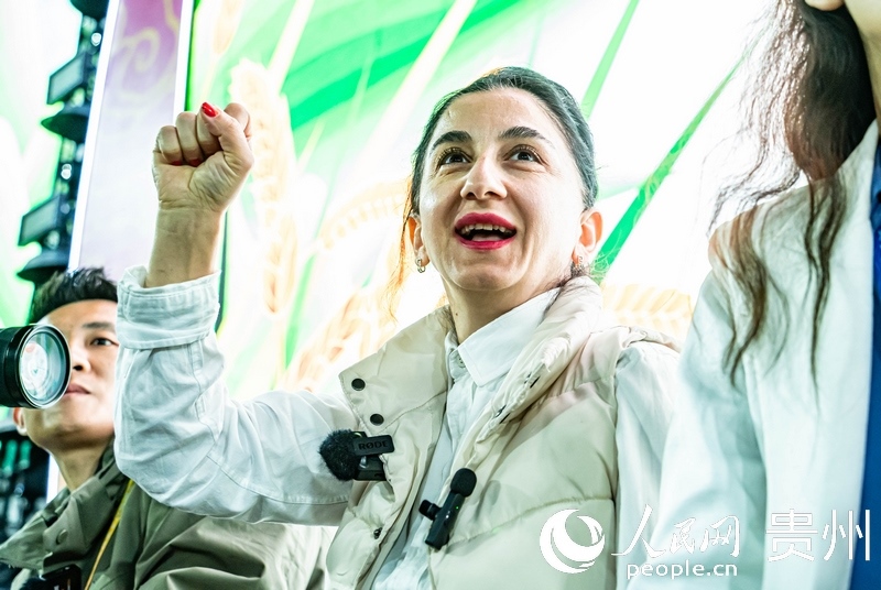 外媒記者在現場吶喊助威。人民網 陽茜攝