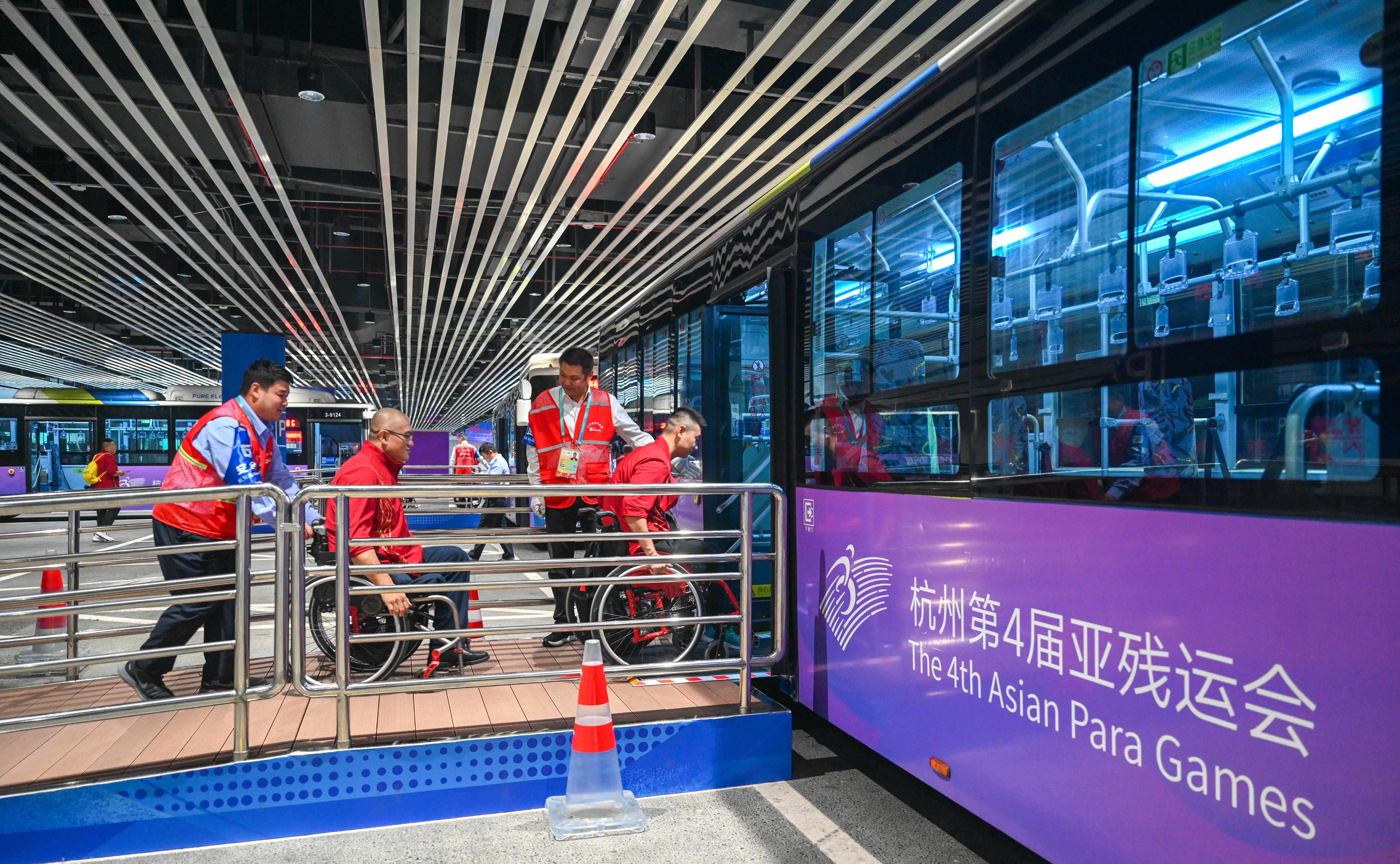 △2023年10月25日，結(jié)束輪椅籃球比賽后的中國隊和阿富汗隊球員通過無障礙坡道，順利上車返回運(yùn)動員村。