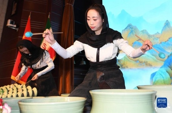 10月30日，演員在伊朗德黑蘭伊朗國(guó)家藝術(shù)科學(xué)院舉行的“青風(fēng)海上來(lái)”浙江青瓷巡禮開(kāi)幕式暨“萬(wàn)象中國(guó)·天下寧波”寧波文旅推介會(huì)開(kāi)幕式上表演。新華社記者 沙達(dá)提 攝