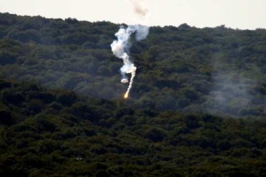 10月28日，閃光彈落在黎巴嫩納古拉樹林中燃起濃煙。新華社發(fā)（阿里·哈希紹攝）