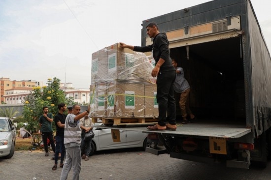  10月29日，工作人員在加沙地帶南部城市汗尤尼斯的一家醫(yī)院搬運(yùn)醫(yī)療援助物資。新華社發(fā)（里澤克·阿卜杜勒賈瓦德攝）