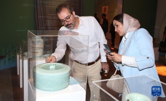 10月30日，人們?cè)谝晾实潞谔m伊朗國(guó)家藝術(shù)科學(xué)院觀看展出的展品。新華社記者 沙達(dá)提 攝