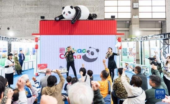  10月29日，游客在日本大阪國際會展中心中國館參與中國旅游知識問答活動。新華社發(fā)（中國駐大阪旅游辦事處供圖）