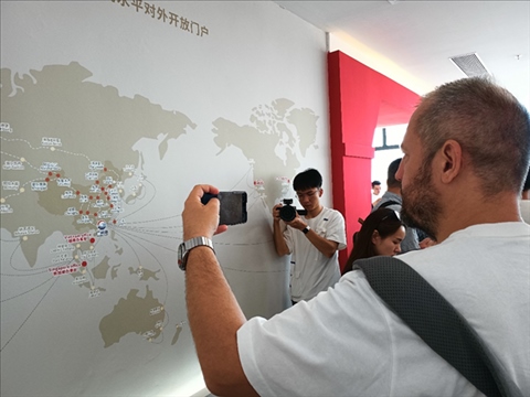 來自波黑的法魯克·博里奇用手機(jī)記錄廣州港可以通達(dá)到的世界城市與地區(qū)。石青川 攝