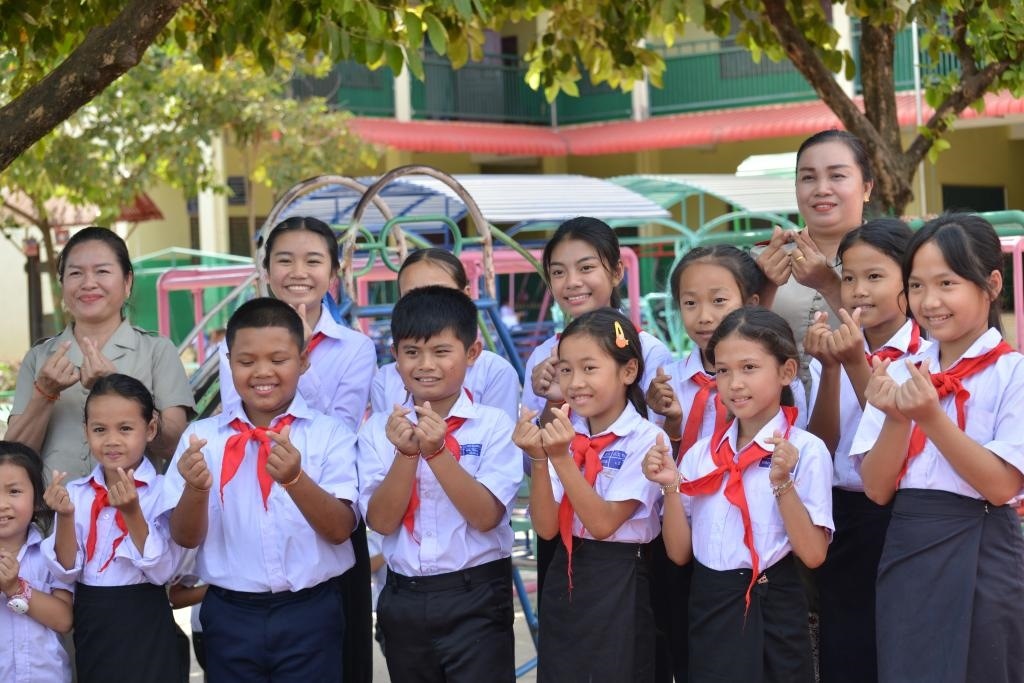 在采訪中，中老友好農(nóng)冰村小學(xué)師生為老中友誼“比心”。