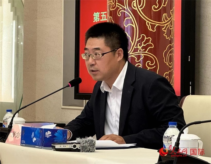 10月31日，歐美同學(xué)會副秘書長滕劍峰在第五屆中法文化論壇媒體吹風(fēng)會上講話。（人民網(wǎng) 謝瑩攝）