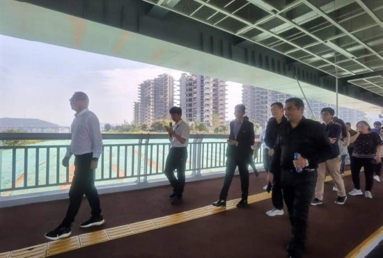 10月24日，2023“一帶一路”媒體合作論壇聯(lián)合采訪團(tuán)團(tuán)員走在清水塘大橋景觀通道上。本報記者 常雯宜攝