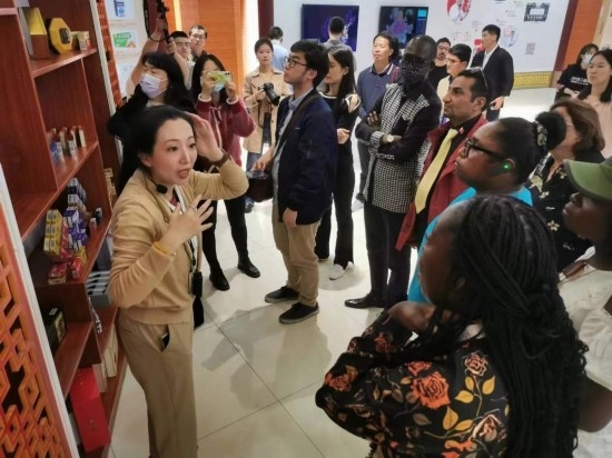 2023“一帶一路”媒體合作論壇聯(lián)合采訪團參觀仁和863科技園產(chǎn)品展示區(qū)。（本報記者 黃超攝）