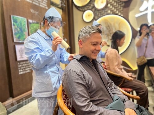  （外媒記者體驗艾灸。中國經(jīng)濟周刊記者 郭志強 攝）