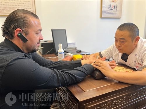  （外媒記者走進中醫(yī)堂，問診中醫(yī)名師。中國經(jīng)濟周刊記者 郭志強攝）