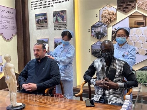  （外媒記者爭先恐后體驗艾灸，直呼神奇。中國經(jīng)濟周刊記者 郭志強 攝）