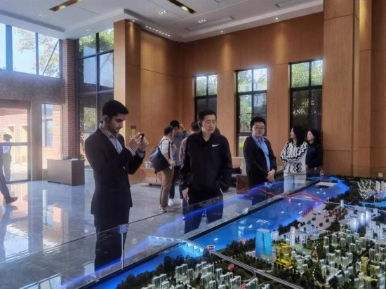 10月24日，2023“一帶一路”媒體合作論壇聯(lián)合采訪團(tuán)團(tuán)員在清水塘投資集團(tuán)招商服務(wù)中心參觀。本報記者 常雯宜攝