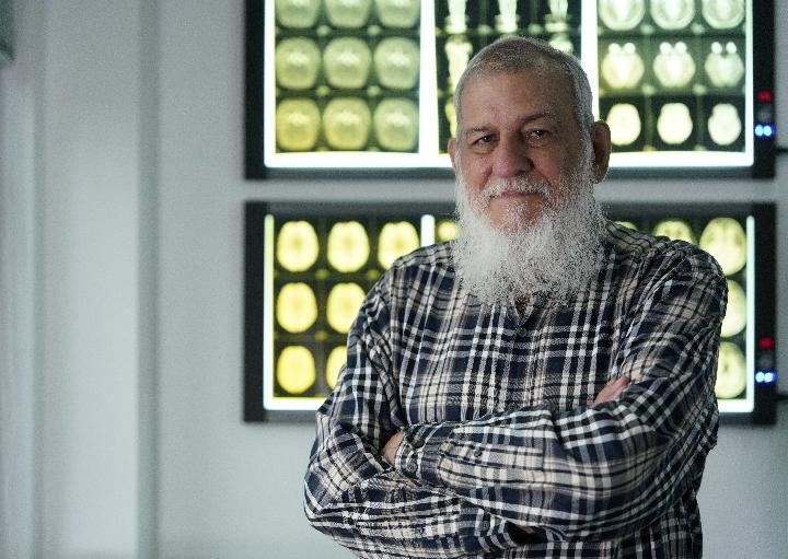 10月31日，古巴科學(xué)家裴德樂(lè)在電子科技大學(xué)校園內(nèi)。