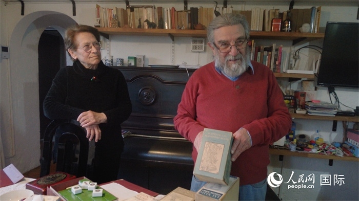 艾麗西亞·奧夫雷貢（左）和馬里奧·帕佐斯向記者展示家中收藏的西班牙語版《紅樓夢》。人民網(wǎng)記者 張若涵攝