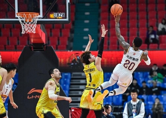11月4日，北京控股隊球員費爾德（右一）在比賽中投籃。新華社記者 顏麟蘊 攝