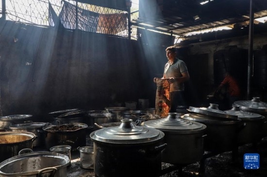 11月3日，在加沙地帶南部城市拉法，人們在煤氣中斷后用柴火做飯。新華社發(fā)（里澤克·阿卜杜勒賈瓦德攝）