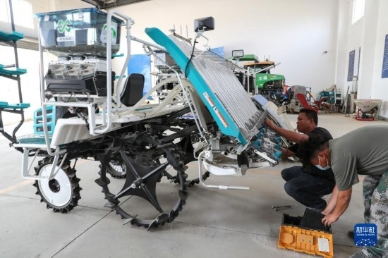 11月4日，技術(shù)員在南通市通州區(qū)十總鎮(zhèn)育民村農(nóng)場保養(yǎng)無人插秧機設備。