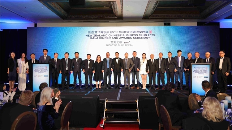 新西蘭華商聯(lián)合總會首批會員代表上臺亮相。攝影：張凱