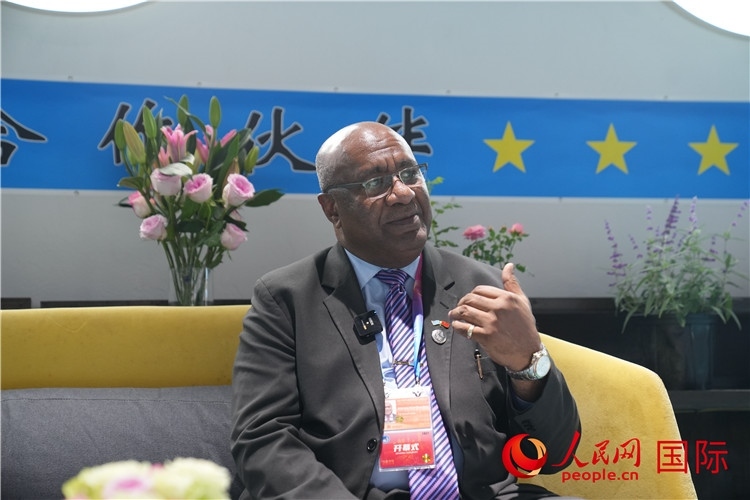 斐濟(jì)副總理兼貿(mào)易部長卡米卡米加談參加進(jìn)博會感受。人民網(wǎng)記者 吳超嵐攝