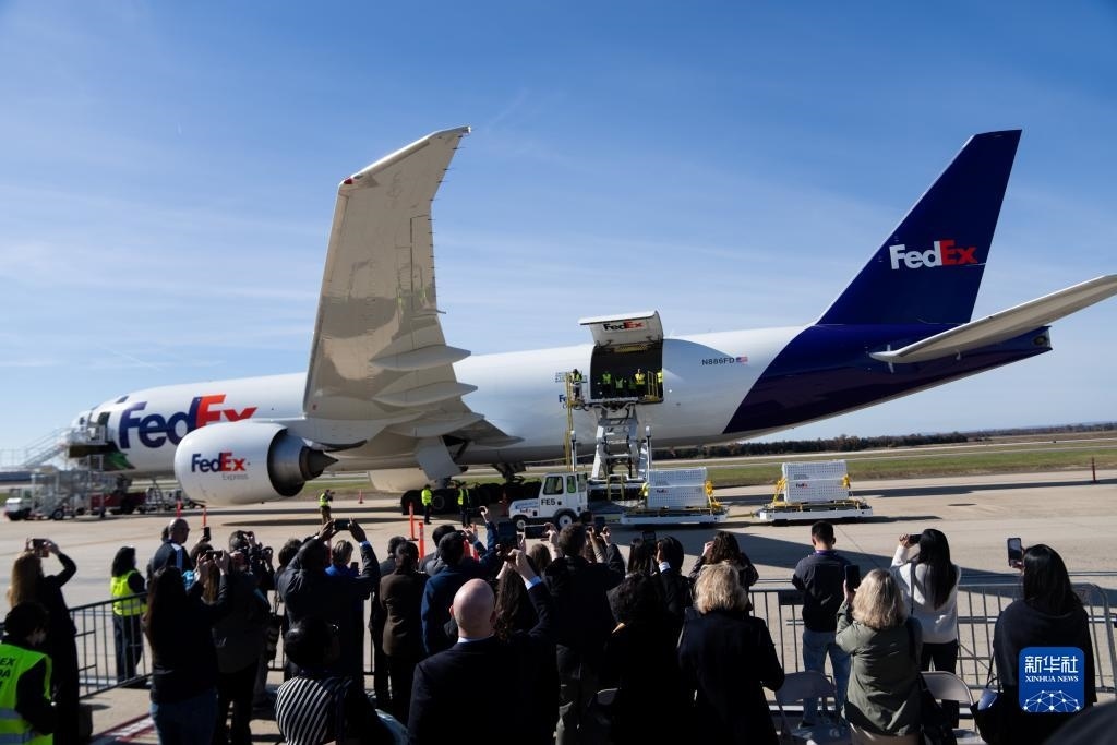 11月8日，在美國(guó)弗吉尼亞州的華盛頓杜勒斯國(guó)際機(jī)場(chǎng)，裝有大熊貓的特制“旅行包廂”準(zhǔn)備運(yùn)上專(zhuān)機(jī)。新華社記者劉杰攝