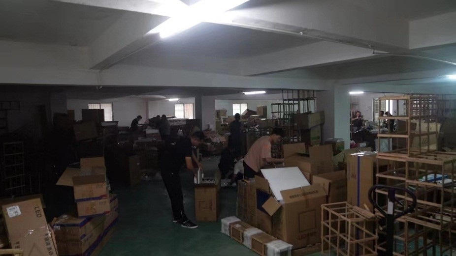 查處倉庫現(xiàn)場。重慶市梁平區(qū)公安局供圖。