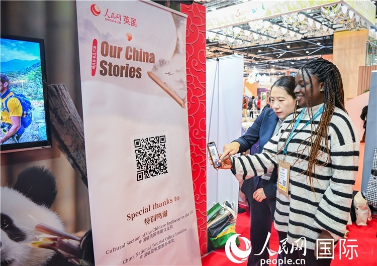 觀眾掃碼《我們的中國故事》系列視頻。人民網 郭錦標攝