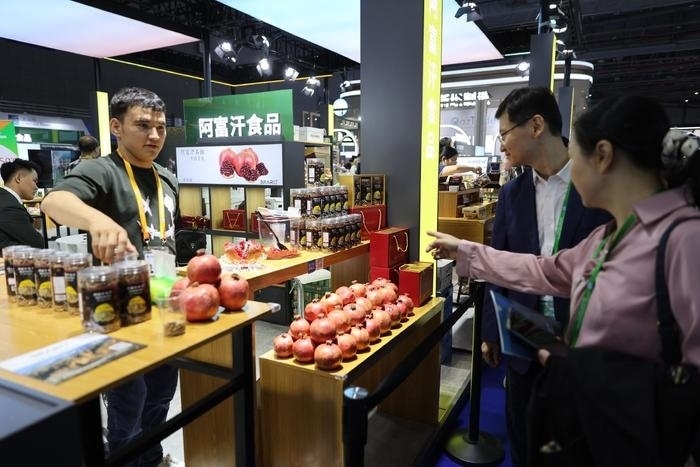11月6日，在第六屆進(jìn)博會(huì)食品及農(nóng)產(chǎn)品展區(qū)，阿富汗食品吸引參展人員。