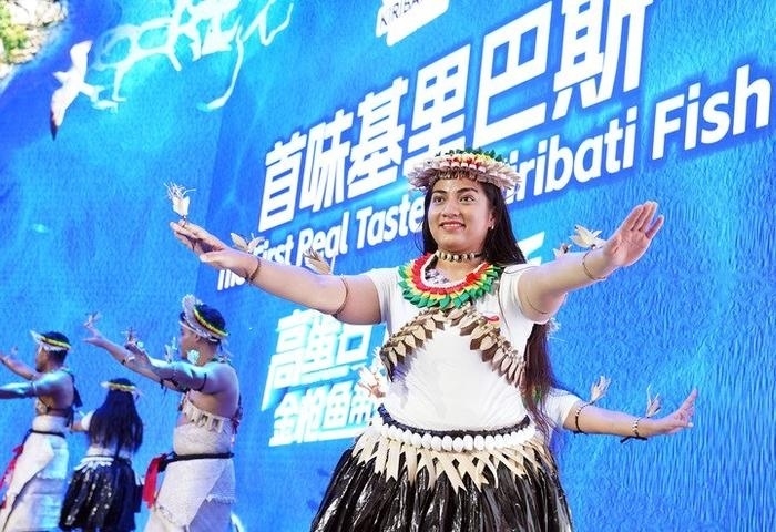 11月8日，來自基里巴斯的參展人員在基里巴斯水產(chǎn)品推介活動(dòng)上表演。