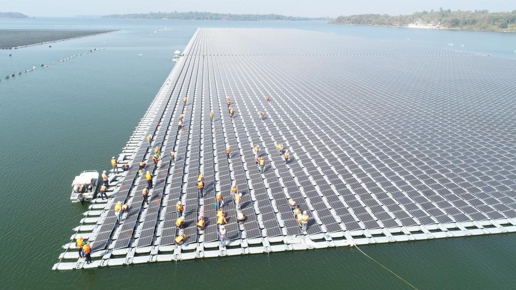 2021年1月23日，施工人員檢查泰國烏汶府詩琳通大壩綜合浮體光伏項(xiàng)目的太陽能板安裝情況。新華社發(fā)（泰國國家電力局項(xiàng)目組供圖）