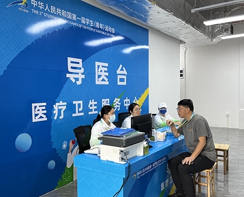 村內(nèi)住客在醫(yī)療衛(wèi)生服務(wù)中心導(dǎo)醫(yī)臺(tái)問診。人民網(wǎng)記者 歐興榮攝