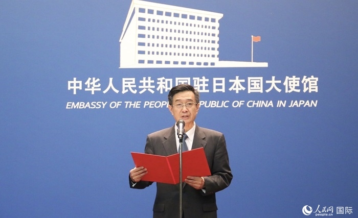 中國駐日本大使館教育處公使銜參贊杜柯偉宣讀獲獎人員名單。人民網(wǎng) 許可攝