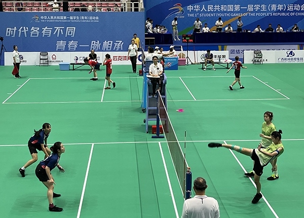11月11日，第一屆全國學(xué)生（青年）運動會毽球（校園組）比賽現(xiàn)場。人民網(wǎng)記者 歐興榮攝