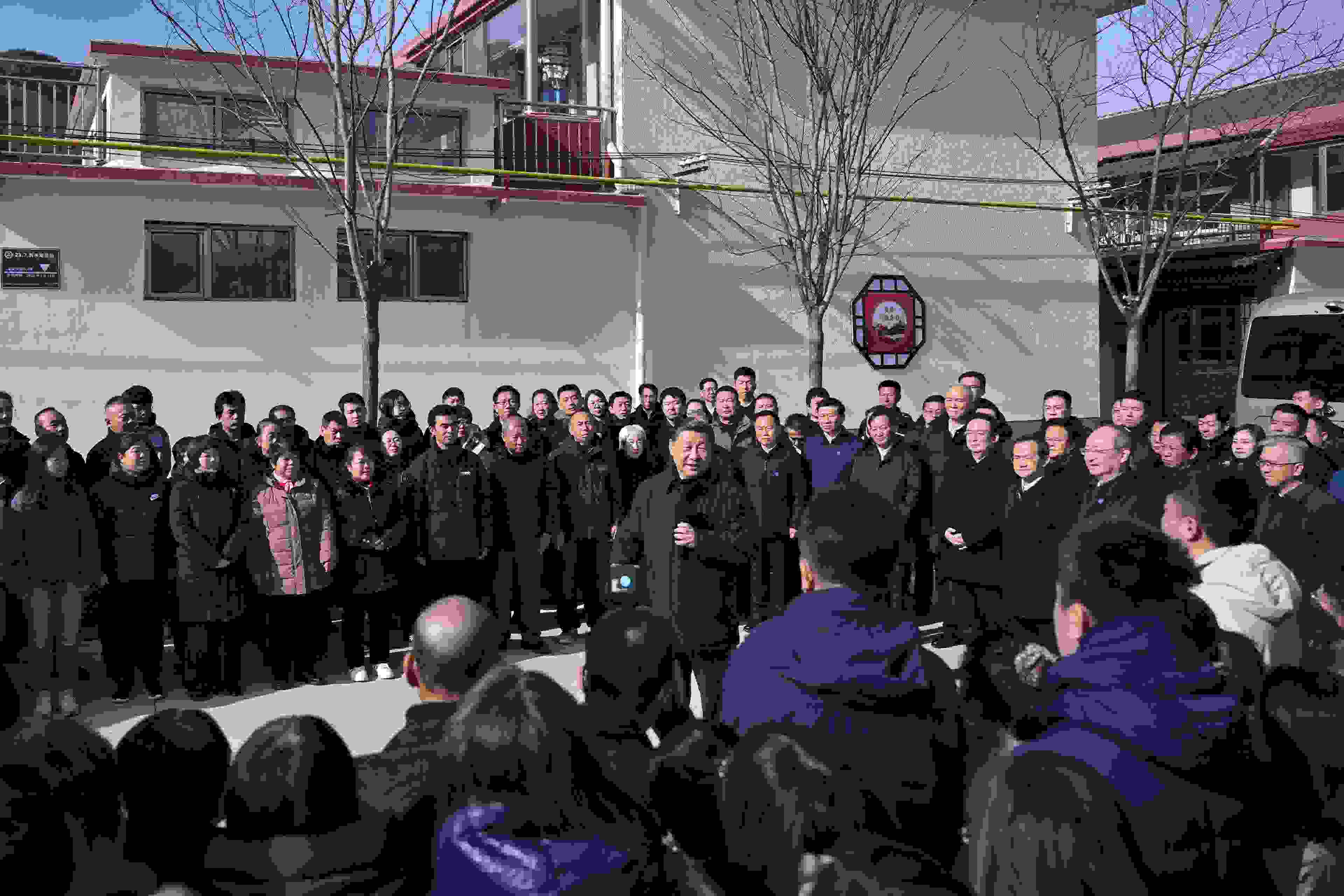 2023年11月10日，習(xí)近平總書記在北京市門頭溝區(qū)妙峰山鎮(zhèn)水峪嘴村考察時(shí)，同當(dāng)?shù)厝罕娪H切交流。